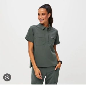 Figs saiya classic cargo scrub top